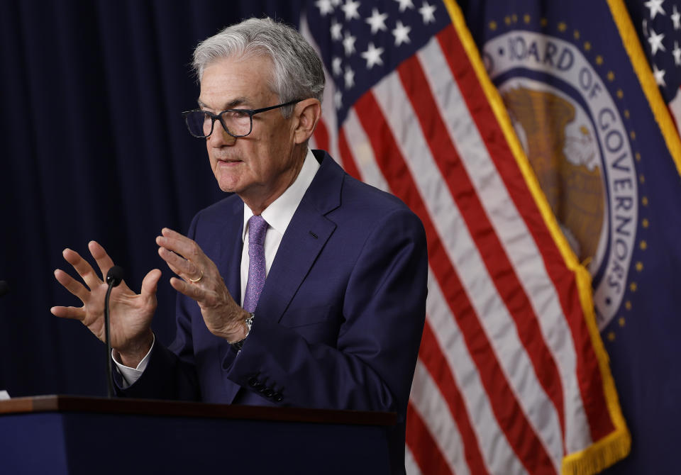 WASHINGTON, DC – 12 juin : le président de la Réserve fédérale, Jerome Powell, a annoncé que les taux d'intérêt resteraient inchangés lors d'une conférence de presse au bâtiment William McChesney Martin de la Réserve fédérale le 12 juin 2024 à Washington.  À l'issue de la réunion de deux jours du Comité fédéral des marchés ouverts, la Fed a déclaré qu'elle avait décidé de maintenir sa fourchette de taux actuelle entre 5,25 et 5,50 pour cent et qu'elle pensait que les taux à long terme seraient plus élevés que ce qui avait été indiqué précédemment.  (Photo de Kevin Dietsch/Getty Images)