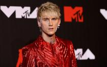 Machine Gun Kelly liebt ausgefallene Outfits und hängt sich gerne Schmuck ins Gesicht, das Ergebnis ist in diesem Fall eine Mischung aus Punk und Eurovision Song Contest. Wow! (Bild: Getty Images/Jason Kempin)