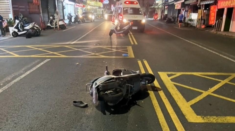 ▼騎士疑為超車跨越雙黃線，撞未走斑馬線行人。（圖／東森新聞）