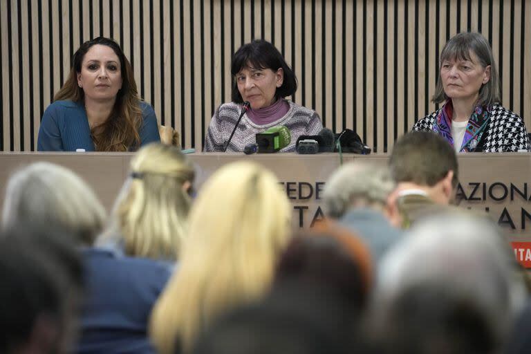 Gloria Branciani, tengah, diapit oleh pengacara Laura Sgro, kiri, dan mantan biarawati Miriam Kovac