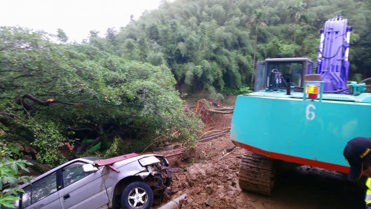 新北市石門區在超大豪雨中失蹤的男子，3日被消防與搜救人員，在石門區草里竹子湖尋獲，已經不幸身亡。（中央社/新北市府消防局提供）