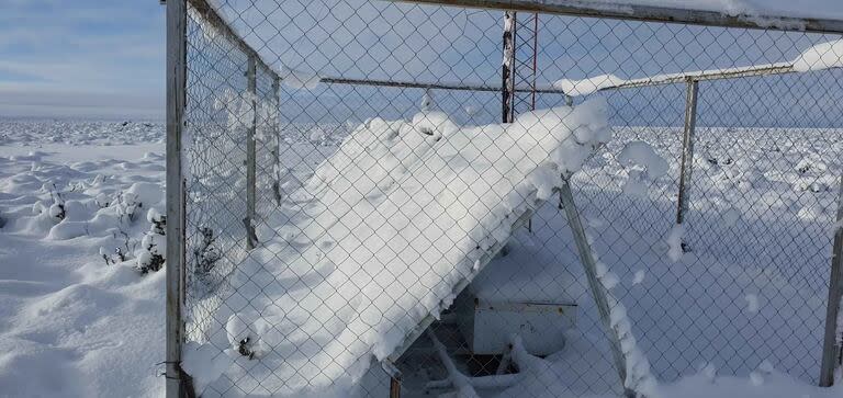 Paneles solares de antenas de comunicación tapados por la nieve. Ola Polar, Santa Cruz.-