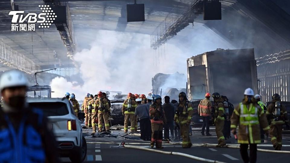 南韓近半年多起重大傷亡事故，圖為2022年12月29日南韓高速公路隧道火災、造成5死40傷。（圖／達志影像美聯社）