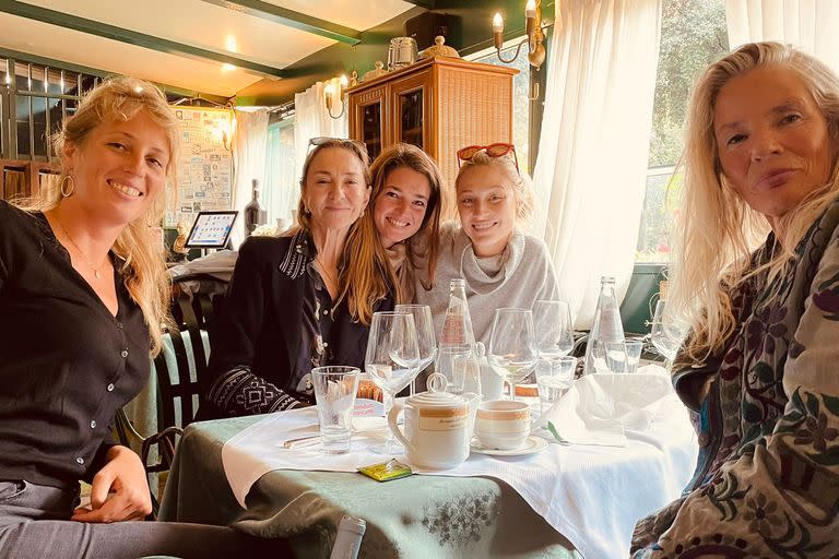 Birgit, Beatrice y el resto de la familia, durante el rodaje de El príncipe que nunca reinó