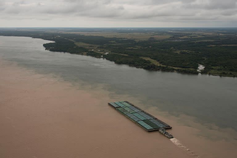 Barcazas en el río Paraná