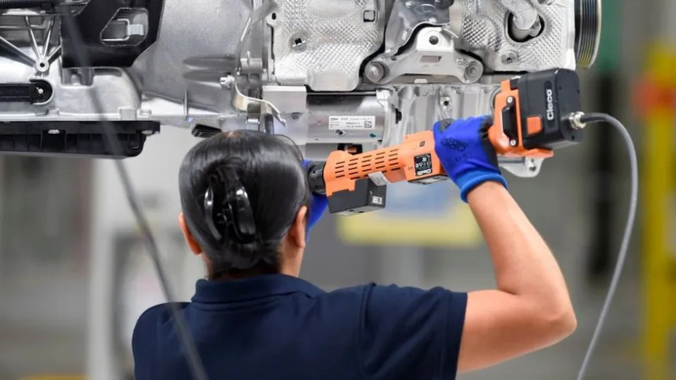 Trabajadora en BMW, México