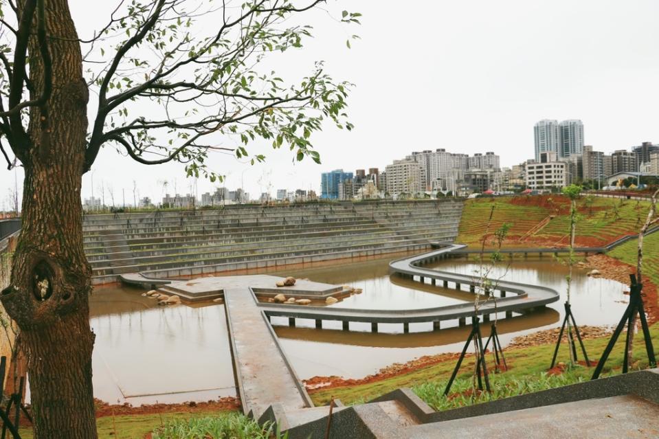 《圖說》林口工一工業區位處保護區及綠地用地，市府提供產業專區土地需求，同時闢建共同管道與公園綠地、道路等公共設施，圖為核心地標公園。〈工務局提供〉