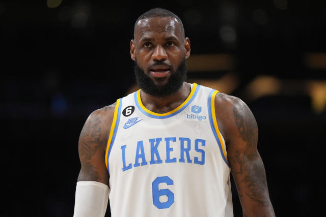 Lakers' LeBron James day-to-day with leg muscle strain