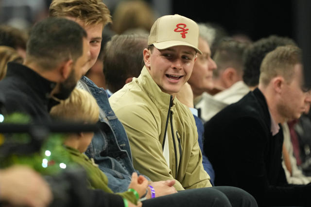 49ers' Brock Purdy, Deebo Samuel sit courtside for Warriors vs. Grizzlies  on Christmas day