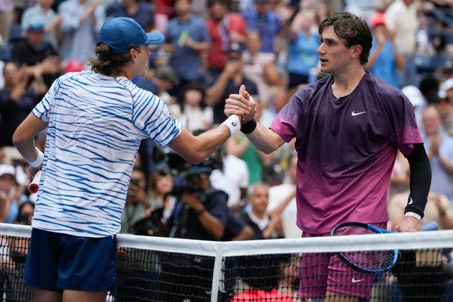 Jack Draper shakes hands with Alex De Minaur at the net