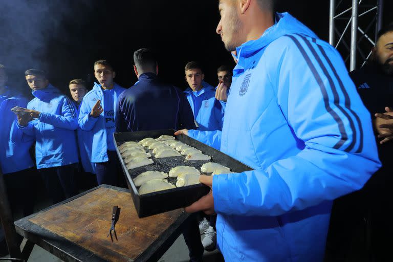 Mascherano, con las empanadas antes de hornear en los festejos del plantel del Sub 20