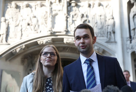 Daniel y Amy McArthur, propietarios de Ashers Bakery en Belfast, hablan al salir de la Corte Suprema en Londres, Reino Unido. 10 de octubre, 2018. REUTERS/Simon Dawson