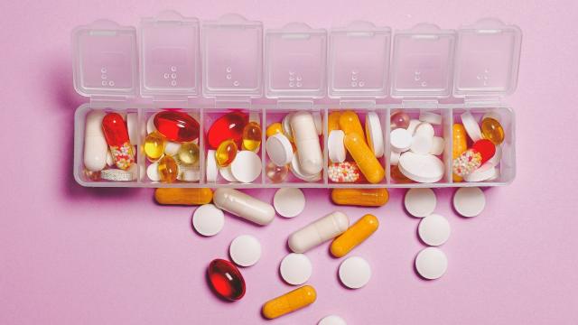 Aber sonst gesund: Zahlreiche Pillen und Pharmaprodukte in einem Medikamentendosierer