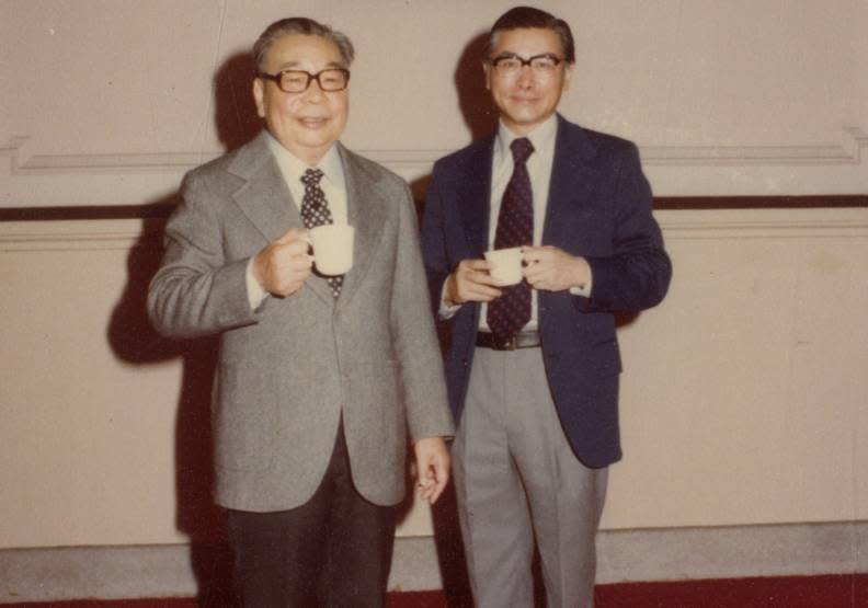 蔣經國總統（左）與張祖詒（右）攝於行政院一樓大禮堂。張祖詒提供