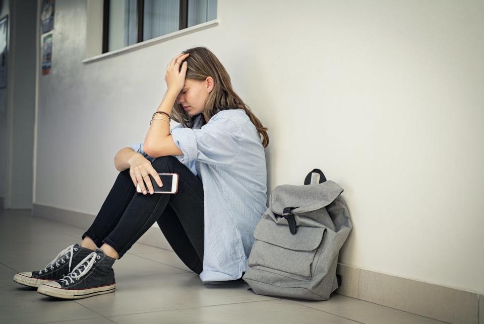 <a href="https://www.shutterstock.com/es/image-photo/upset-depressed-girl-holding-smartphone-sitting-1833171139" rel="nofollow noopener" target="_blank" data-ylk="slk:Ground Picture/Shutterstock;elm:context_link;itc:0;sec:content-canvas" class="link ">Ground Picture/Shutterstock</a>