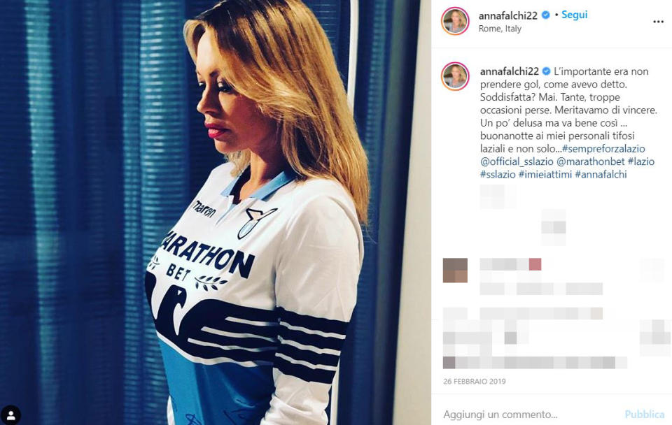 Anna Falchi posta un'altra foto per la vittoria delle Aquile. L'attrice ha inoltre promesso: "Nuda se la Lazio vince lo scudetto". E i tifosi sperano...