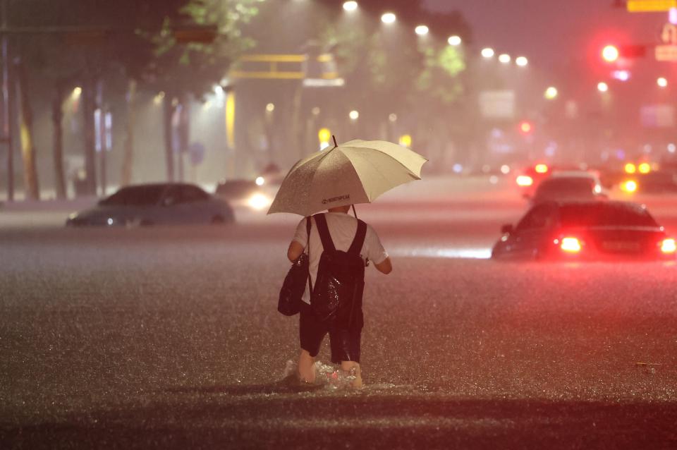 南韓首爾8日下起暴雨，災情慘重。（AFP）