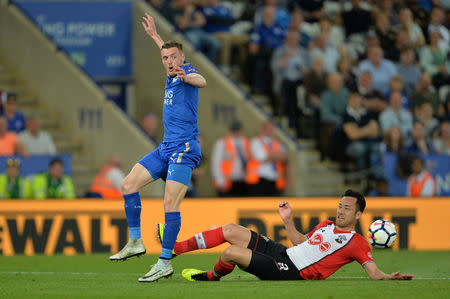 Soccer Football - Premier League - Leicester City vs Southampton - King Power Stadium, Leicester, Britain - April 19, 2018 Southampton's Maya Yoshida in action with Leicester City's Jamie Vardy REUTERS/Peter Powell