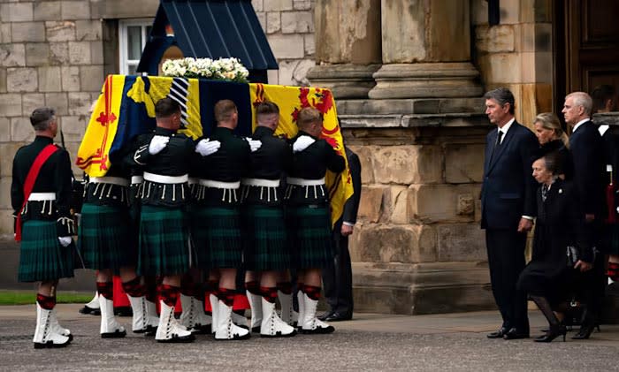 Traslado de los restos de la reina Isabel al palacio de Holyroodhouse