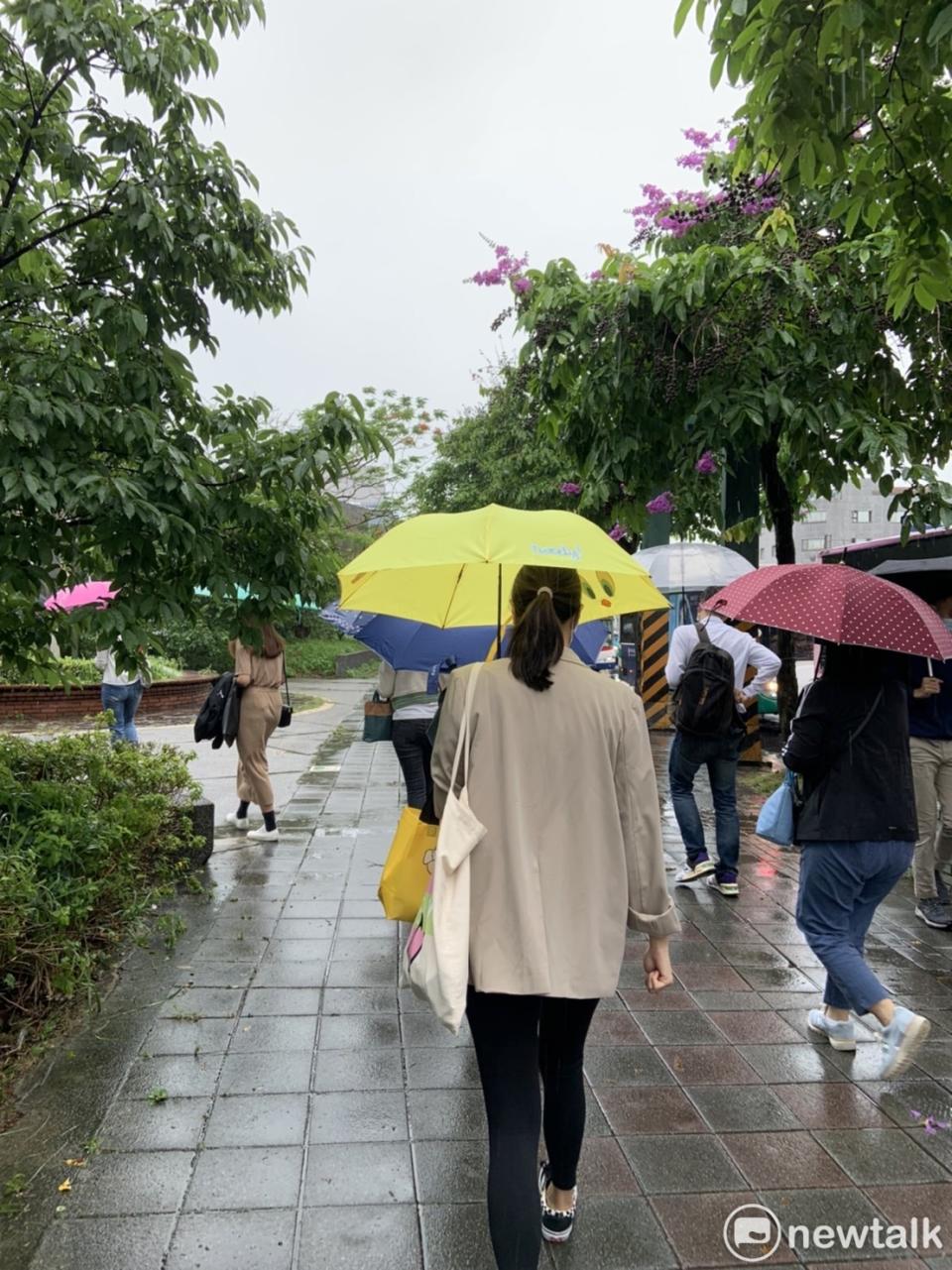 梅雨季遲遲不來， 鄭明典表示若要等到梅雨系統發展起來，需等副高退出南海，南海北部的西南季風才會建立。   圖：張家寧／攝