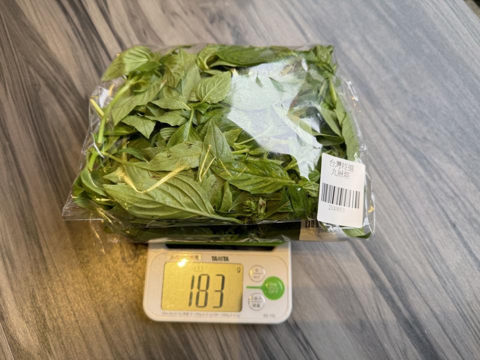 「美福食集」台灣特選九層塔被檢出殺菌劑百克敏0.03ppm，超過標準0.01ppm以下。（北市衛生局提供）