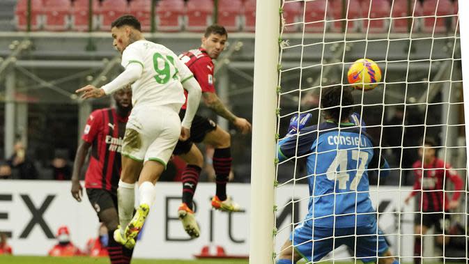 Pemain AC Milan, Alessio Romagnoli, mencetak gol bagi timnya dalam laga kontra Sassuolo pada giornata 14 Serie A Liga Italia, Minggu (28/11/2021). (AP Photo/Luca Bruno)