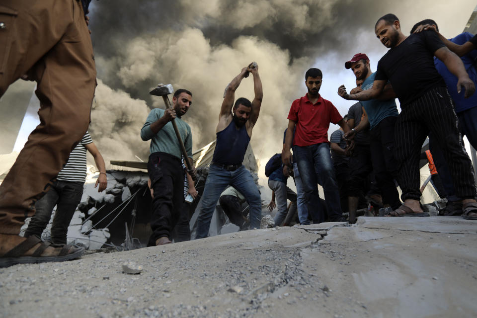 Palestinos golpean una losa de concreto en la búsqueda de sobrevivientes bajo los escombros de una casa destruida por un ataque aéreo, el sábado 4 de noviembre de 2023, en la Ciudad de Gaza. (AP Foto/Abed Khaled)