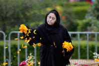 <p>A performer participates in the Day of the Dead parade on Mexico City’s main Reforma Avenue, Saturday, Oct. 28, 2017. (Photo: Eduardo Verdugo/AP) </p>