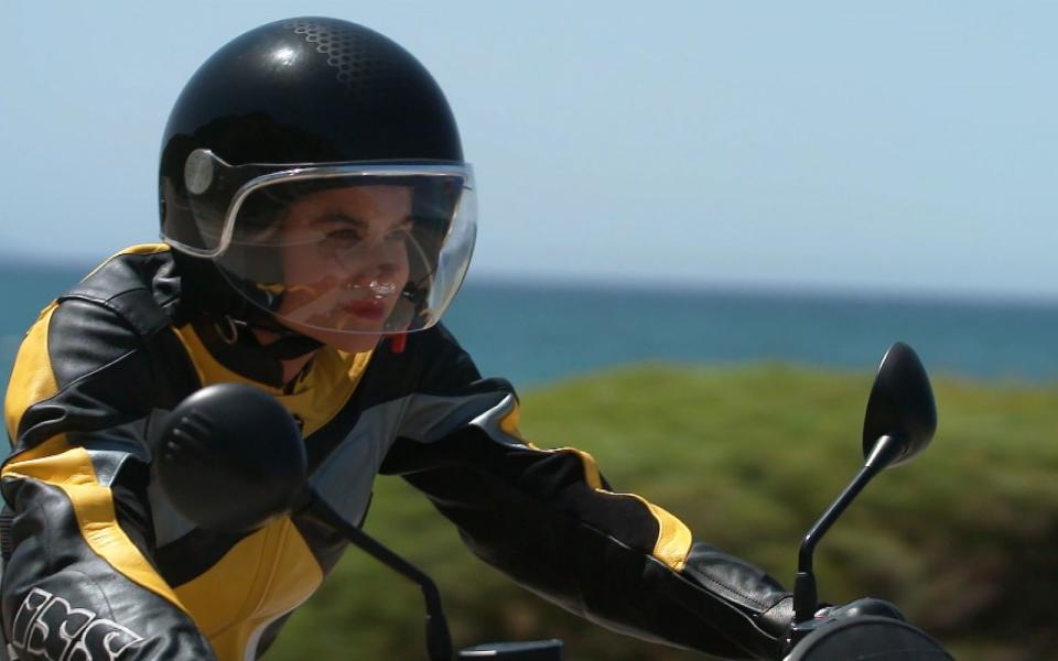 In ihrer Freizeit fährt Hanna Sökeland gerne Motorrad. "Es ist energiereich und passt extrem zu mir", findet sie. (Bild: RTL)