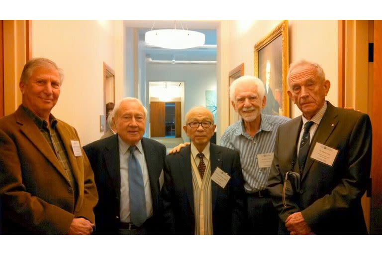 Cooper en noviembre, cuando fue premiado por la Academia Nacional de Ingenieros de Estados Unidos; segundo desde la izquierda, Joel Engel, el hombre que atendió su primera llamada