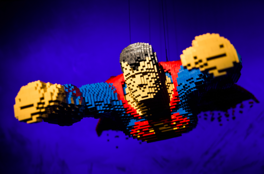 <p>Lego-Superman schwingt sich in die Lüfte. (Bild: SWNS) </p>