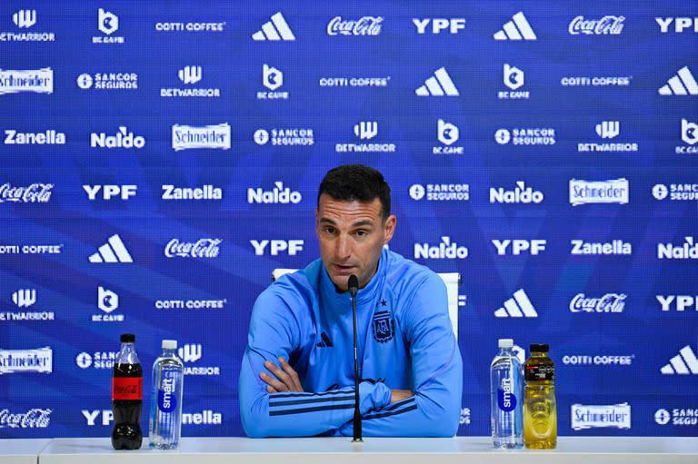 El DT Lionel Scaloni podrá un equipo sin Lionel Messi, por lo que variaría el esquema habitual