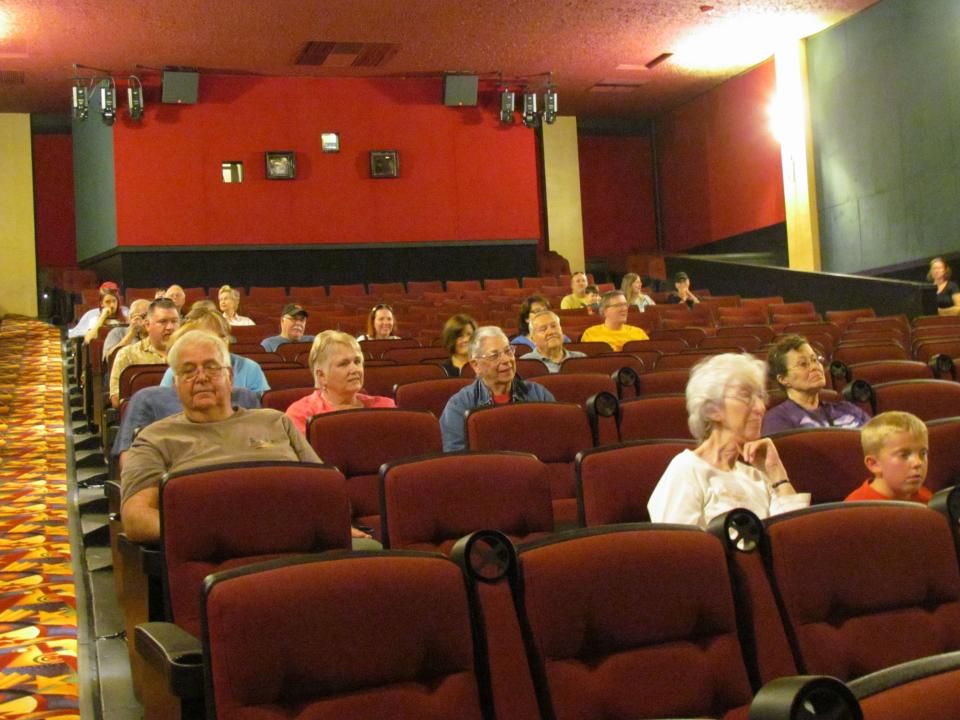 Los cinéfilos vieron a Rasmussen describir el proceso de restauración en el auditorio recientemente renovado en 2012.