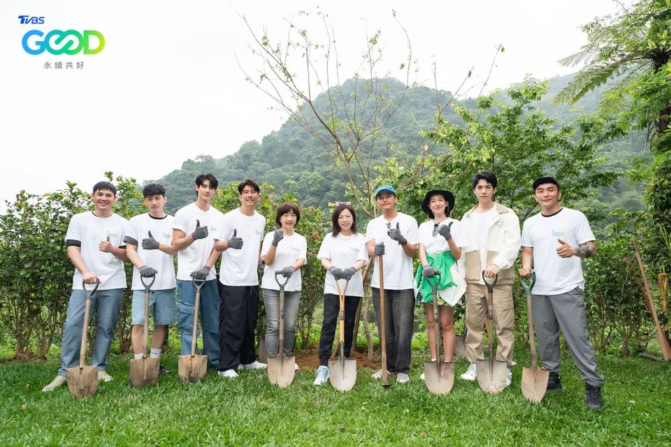 盧學叡（左起）、鍾岳軒、黃柏峰、修杰楷、TVBS永續倡議大使 莊開文、TVBS總經理 劉文硯、楊銘威、楊晴、林子閎、黃一峯WIND一起為永續發展盡心力。（TVBS提供）