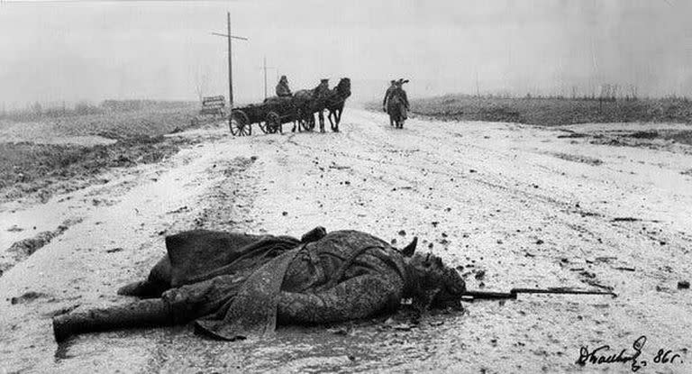 Un soldado muerto cerca del frente de Smolensk en 1941