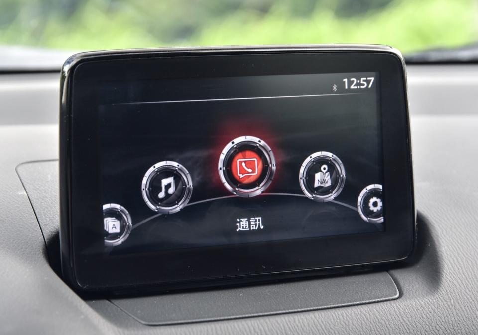 中控台配置有7吋中央資訊顯示幕，內建藍牙/USB/Aux-in以及 無線Apple CarPlay/有線Android Auto連結功能等。