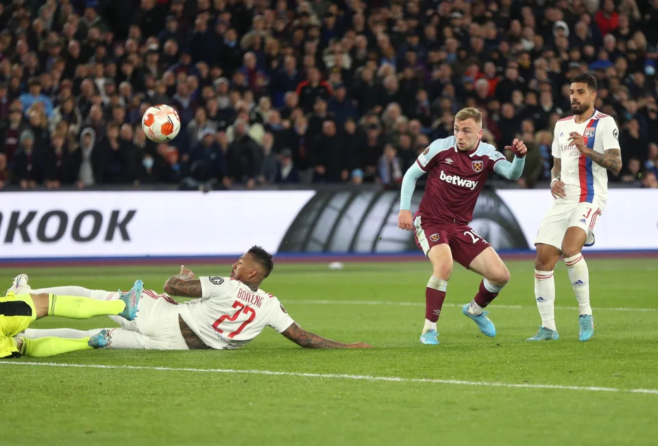LONDON, ENGLAND - APRIL 07: West Ham United&#39;s Jarrod Bowen scores his side&#39;s first goal during the UEFA Europa League Quarter Final Leg One match between West Ham United and Olympique Lyon at Olympic Stadium on April 7, 2022 in London, United Kingdom. (Photo by Rob Newell - CameraSport via Getty Images)
