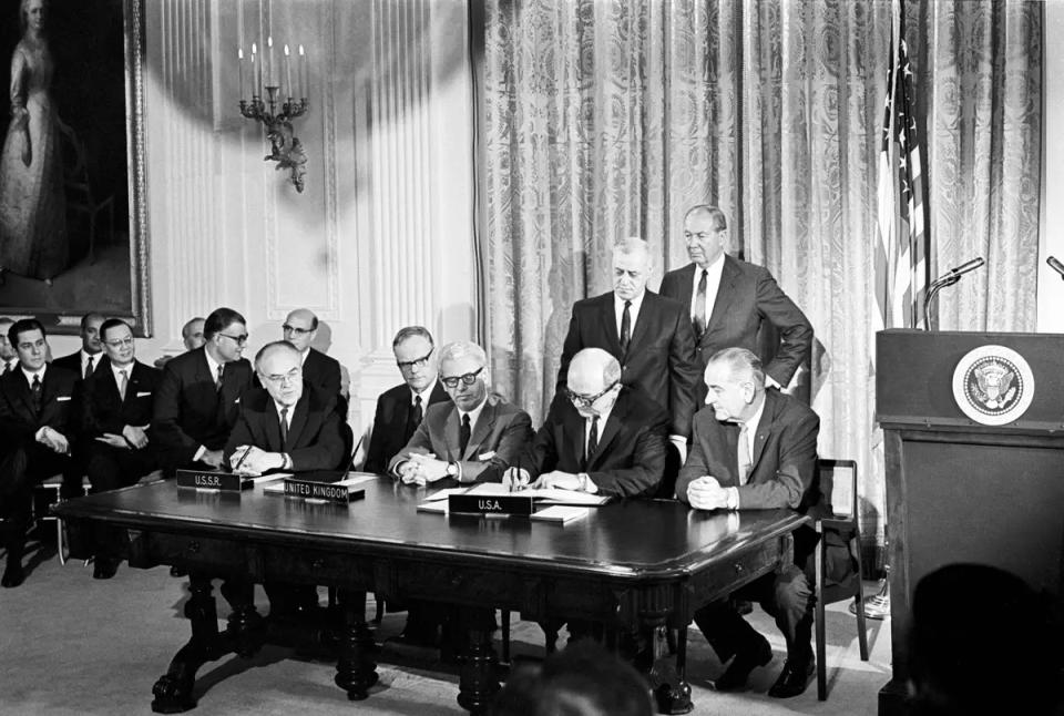 Die Staats- und Regierungschefs der Raumfahrtnationen bei der Unterzeichnung des Weltraumvertrags im Jahr 1967. - Copyright: United Nations
