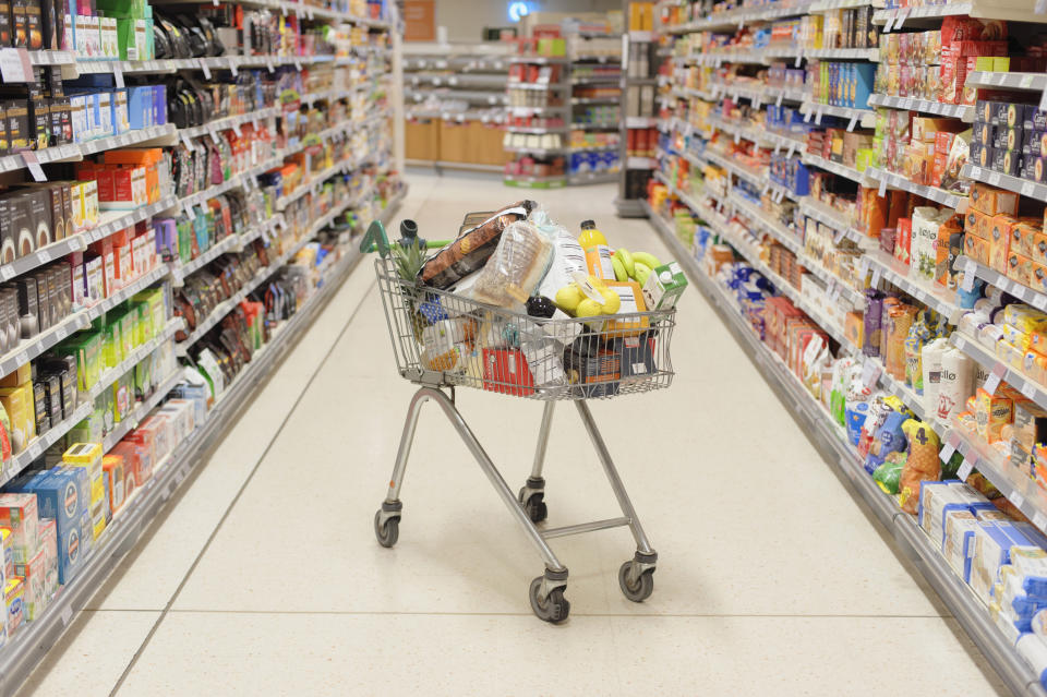 Mehr Schein als Sein: Oft werden Lebensmitteln in überdimensionierten Verpackungen verkauft. (Bild: Getty Images)