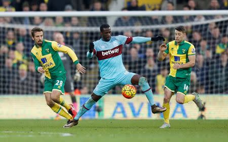 Football Soccer - Norwich City v West Ham United - Barclays Premier League - Carrow Road - 13/2/16 West Ham's Pedro Obiang in action with Norwich City's Gary O'Neil and Wes Hoolahan Action Images via Reuters / Ed Sykes Livepic