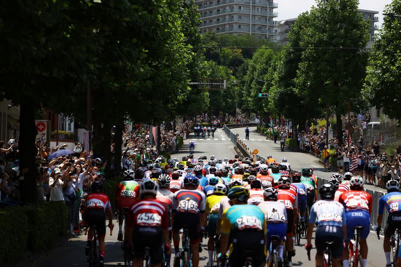 Foto del sábado de espectadores viendo la carrera de ciclismo en ruta de los Juegos de Tokio.