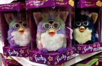 <p>Furbys sind Plüschtiere mit elektronischem Innenleben. Sie sprechen anfangs in einer Fantasiesprache, lernen im Laufe der Zeit aber dazu. Die Plüschroboter kamen 1998 auf den Markt, in den ersten drei Jahren wurden 40 Millionen Stück verkauft. (Bild: AP Photo/Damian Dovarganes) </p>