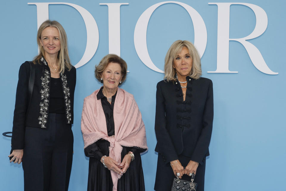 Delphine Arnault, la reine de Norvège Sonja Haraldsen et Brigitte Macron (Photo by GEOFFROY VAN DER HASSELT/AFP via Getty Images)