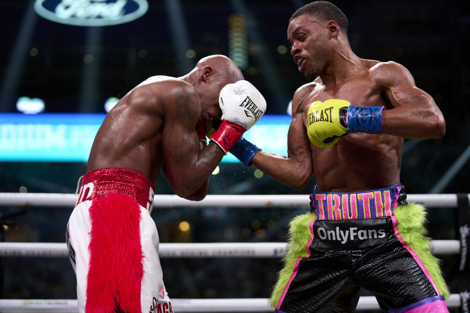 ARLINGTON, TX - 16 DE ABRIL: Errol Spence Jr. se conecta con un puñetazo contra Yordenis Ugas en el AT&T Stadium el 16 de abril de 2022 en Arlington, Texas.  (Foto de Cooper Neill/Getty Images)