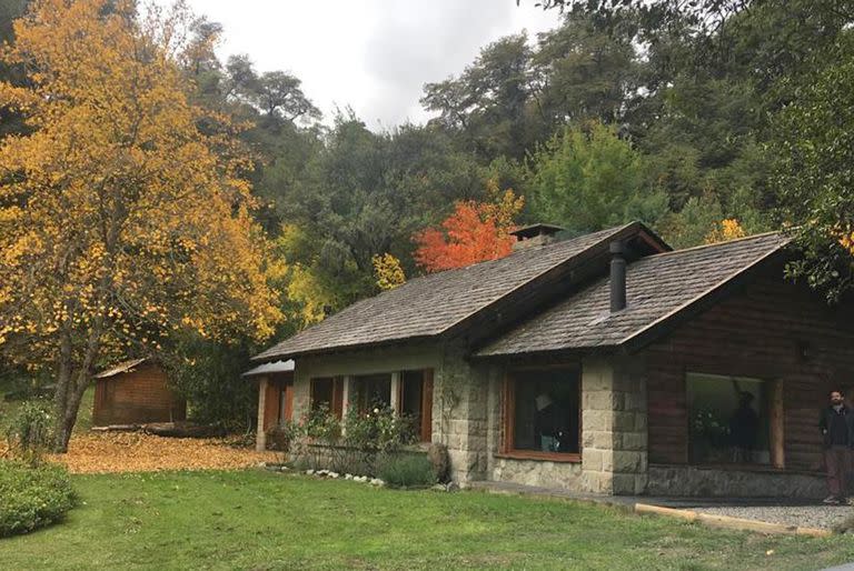 La cabaña Los Radales, en Villa Mascardi, a 40 km de esta ciudad, quedó completamente destruida por un incendio ocurrido anoche.