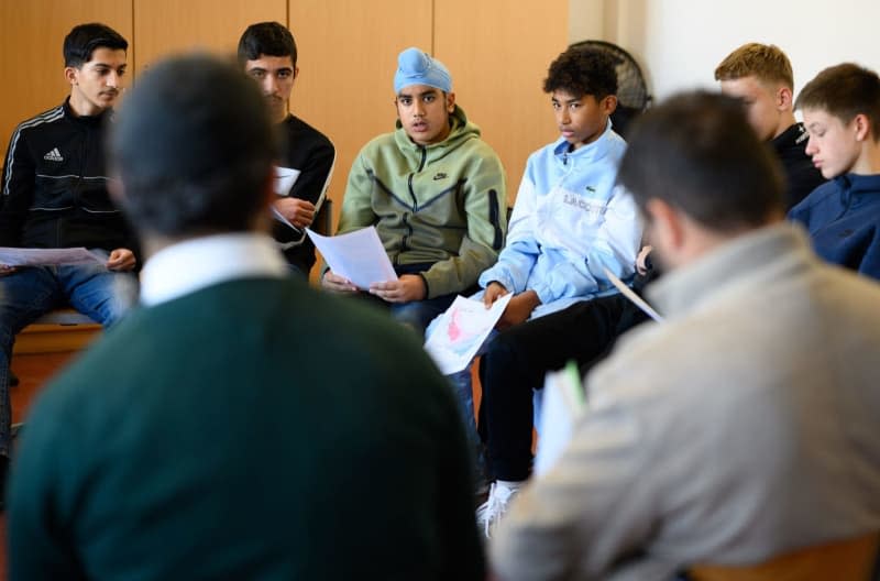 Imam Ender Cetin (r) und Rabbi Igor Itkin (l) listen to students at the Otto-Hahn-Secondary School in the Muslim majority school in Berlin's Neukölln, where many immigrants live. The group seeks to foster understanding among students of different cultures and religions. Bernd von Jutrczenka/dpa