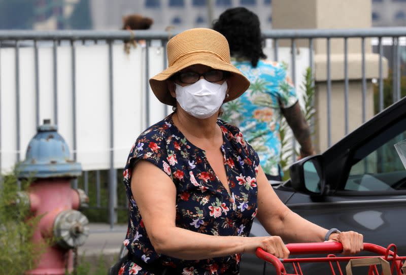 Una mujer usa mascarilla en el exterior de un centro comercial en Edgewater, Nueva Jersey, EEUU, el 8 de julio de 2020