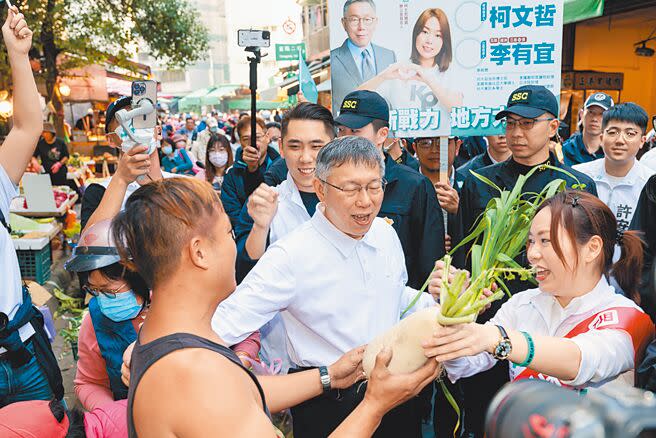 民眾黨總統參選人柯文哲（中）與立委參選人李有宜（右）9日前往蘆洲水流公市場掃街拜票。（郭吉銓攝）