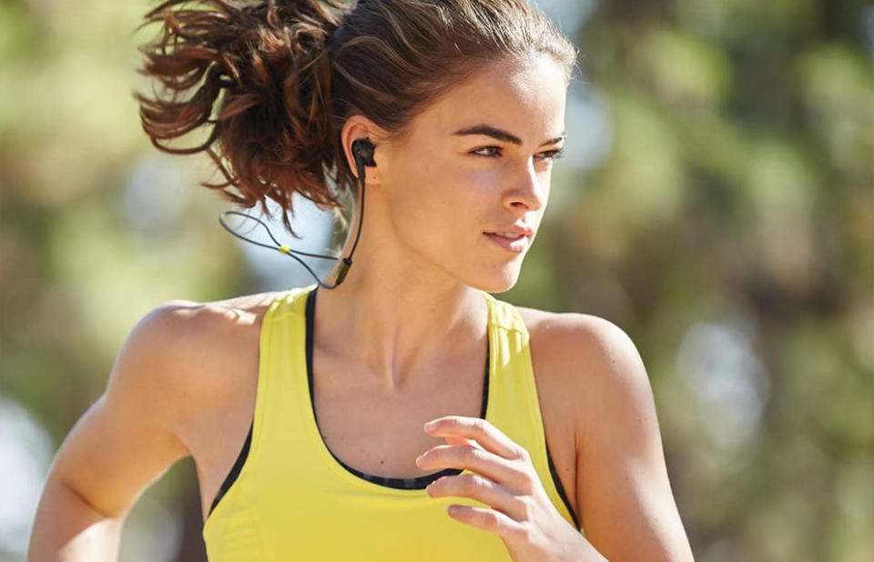 Praktisch, wenn die Kopfhörer beim Sport an Ort und Stelle bleiben! (Bild: Amazon.de)