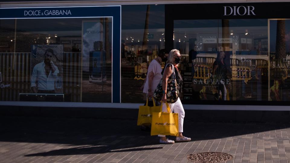 Zwei Frauen mit Mundschutz gehen in der Nähe von Playa Martinez in Santa Cruz de Tenerife shoppen. Auf den Kanarischen Inseln ist ein neuer Rekord an Neuinfektionen registriert worden.